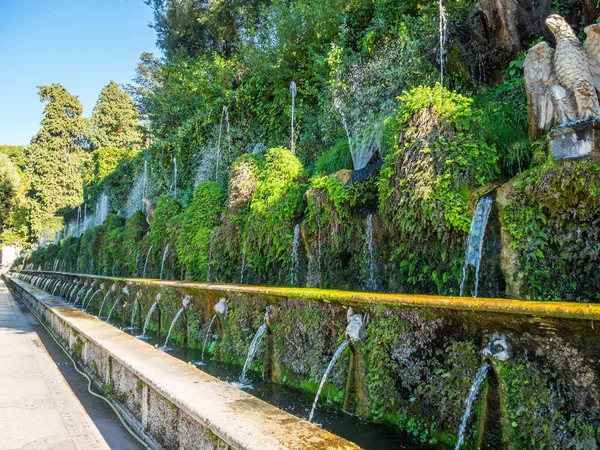 Le cento fontane nel giardino di Villa D'Este a Tivoli — Foto Stock