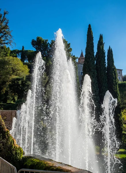 Fontana dell'Organo con un arcobaleno nei getti d'acqua a Villa D'Este a Tivoli — Foto Stock