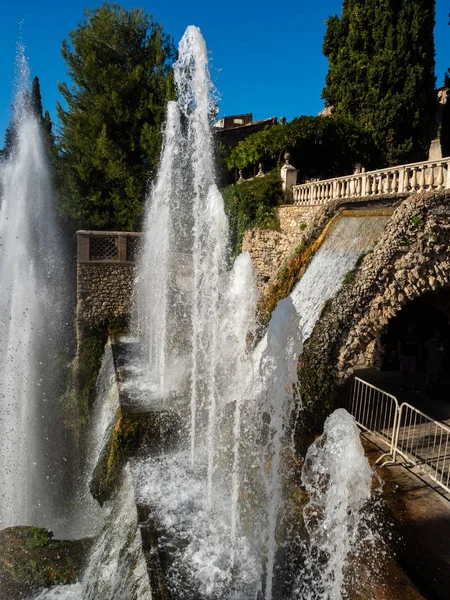 Fontana dell'Organo con un arcobaleno nei getti d'acqua a Villa D'Este a Tivoli — Foto Stock