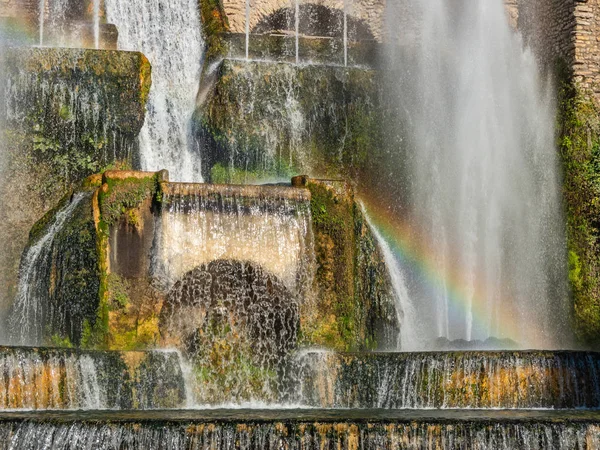 Fonte de Órgão com arco-íris nos jatos de água na Villa D 'Este em Tivoli, Itália — Fotografia de Stock