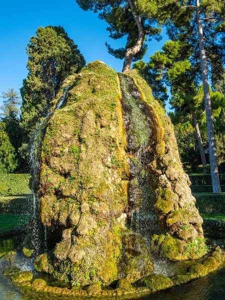 Fonte de Órgão com arco-íris nos jatos de água na Villa D 'Este em Tivoli, Itália — Fotografia de Stock