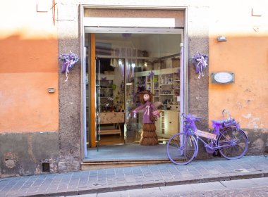 Viterbo, İtalya eski kasabasında sevimli bir hediyelik eşya ve parfüm dükkanı