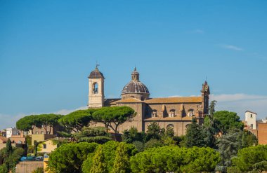 Viterbo, İtalya eski kentinde kubbe üzerinde bir haç ile eski taş kilise