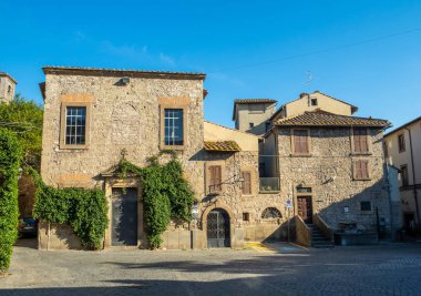 Viterbo, İtalya eski kasabasında dar sokaklarda eski taş evler