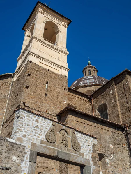 Antigua iglesia de piedra con una cruz en la cúpula en el casco antiguo de Viterbo, Italia —  Fotos de Stock