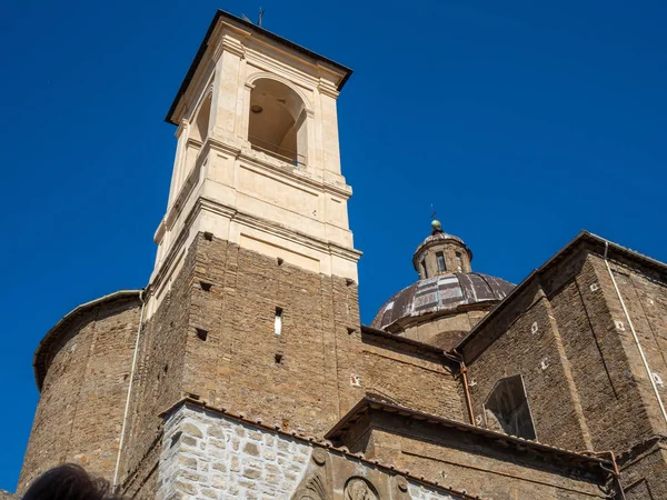 Antigua iglesia de piedra con una cruz en la cúpula en el casco antiguo de Viterbo, Italia —  Fotos de Stock
