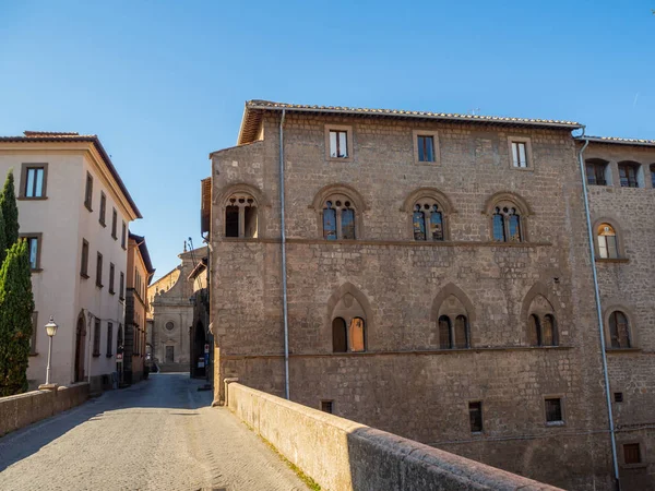 Old stone houses in narrow streets in the old town of Viterbo, Italy — Stock Photo, Image