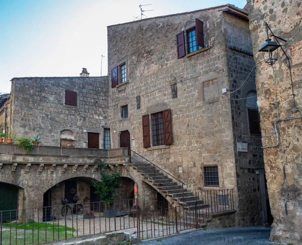 Vecchie case in pietra in stradine nel centro storico di Viterbo, Italia — Foto Stock