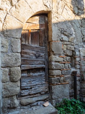Viterbo, İtalya eski kasabasında dar sokaklarda eski taş evler