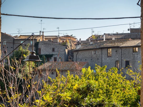 Vecchie case in pietra in stradine nel centro storico di Viterbo, Italia — Foto Stock