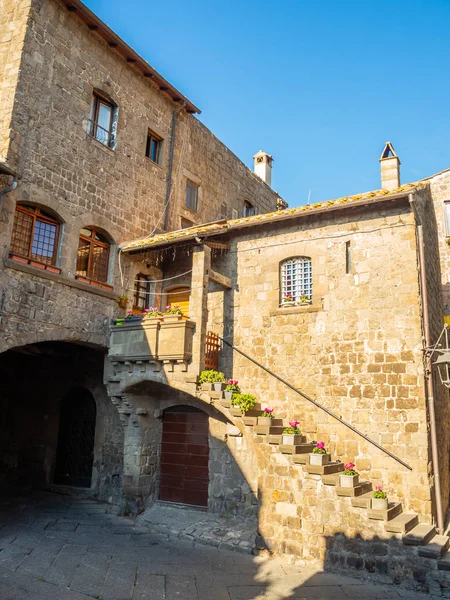 Staré kamenné domy v úzkých uličkách ve starém městě Viterbo v Itálii — Stock fotografie