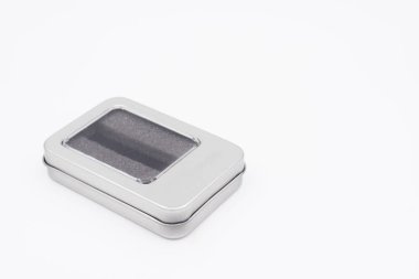 Beyaz arka plan üzerinde metal kutu