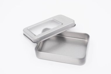 Beyaz arka plan üzerinde metal kutu