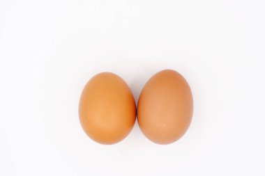 Beyaz arkaplanda çiğ yumurta
