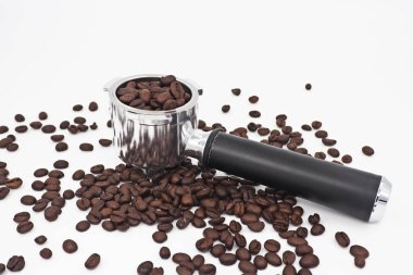 Dolgulu çekilmiş kahve beyaz arka plan üzerinde işlemek