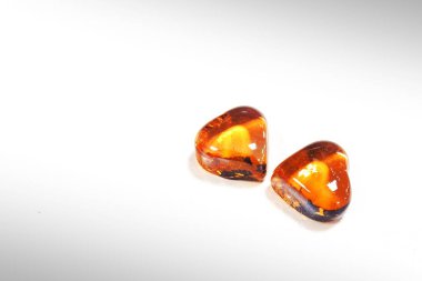 Beyaz arka plan üzerinde izole Sevgililer kalpler. Kopya alanı.