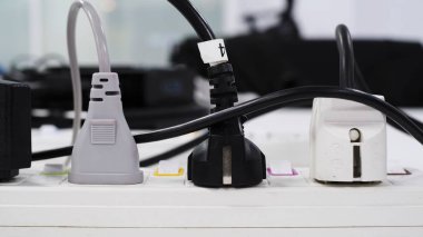 Fişi, birden çok bağlı fişler soketinde takın.