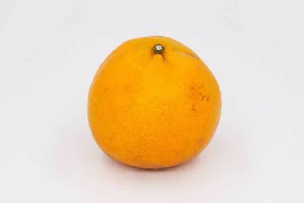 Laranja Fresca Sobre Fundo Branco — Fotografia de Stock