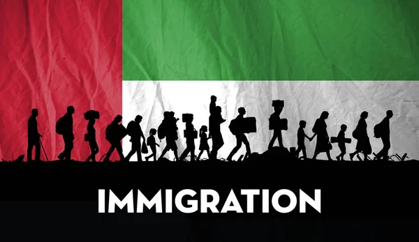 Vluchtelingen Mensen Silhouet Wandelen Met Achtergrond Vlag Van Verenigde Arabische — Stockfoto
