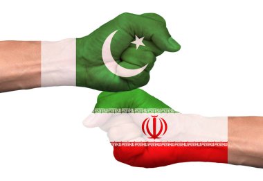 Ön yüzü yumruk izole kırpma yolu beyaz zemin üzerine Pakistan ve Iran bayrakları