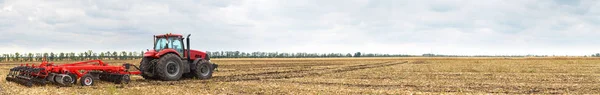 作業ファーム 現代農業輸送 肥沃な土地の耕作 曇り空を背景 農業機械のトラクター トラクター — ストック写真