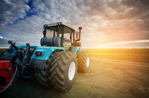 Traktor Yang Bekerja Pertanian Modern Transportasi Pertanian Seorang Petani Yang — Stok Foto