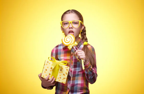 Adolescente Con Regalo Niña Con Caramelos Bebé Comiendo Piruleta Emociones —  Fotos de Stock