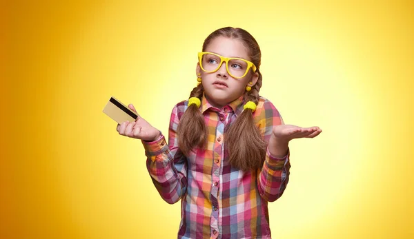 Tonåring Med Ett Kreditkort Fundersam Humör Barns Känslor Flicka Med — Stockfoto