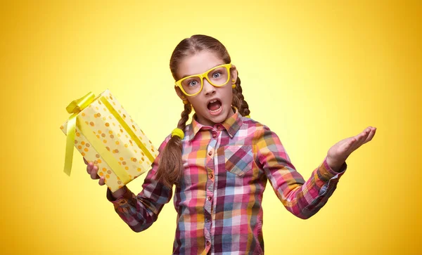 Adolescente Con Regalo Expresión Sorprendida Emociones Infantiles Chica Con Gafas —  Fotos de Stock