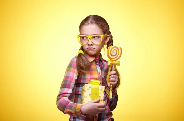Dospívající Dárkem Malou Holčičku Candy Zlato Jíst Lízátko Dětských Emocí — Stock fotografie