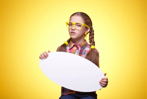 Chica Adolescente Con Cartel Texto Expresión Facial Descarada Emociones Los —  Fotos de Stock