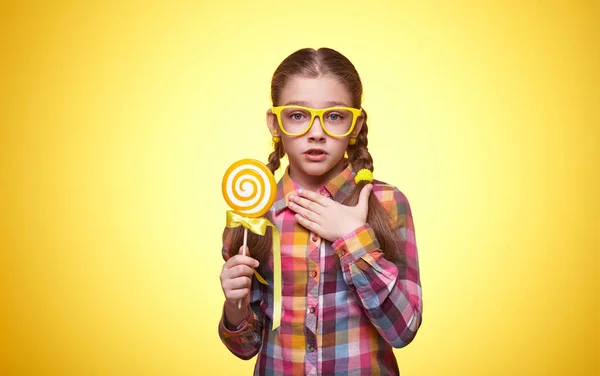Holčička Candy Zlato Jíst Lízátko Dětských Emocí Dívka Brýlemi Světlé — Stock fotografie