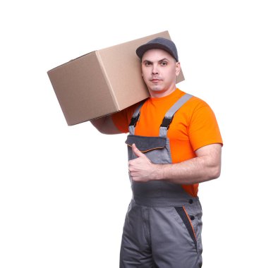 Yükleyici iş giysisi, hizmet sektörü, karton kutu, koli teslimat, Genç spor adamı, taşımacılık, kurye iş giyisi içinde beyaz arka plan üzerinde izole işçisi meslek