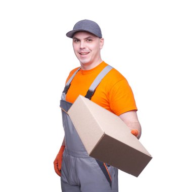 Yükleyici iş giysisi, hizmet sektörü, karton kutu, koli teslimat, Genç spor adamı, taşımacılık, kurye iş giyisi içinde beyaz arka plan üzerinde izole işçisi meslek