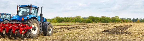 Plusieurs tracteurs puissants travaillent sur le terrain . — Photo