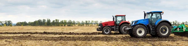 Two tractors with plows working in the field — Stock Photo, Image