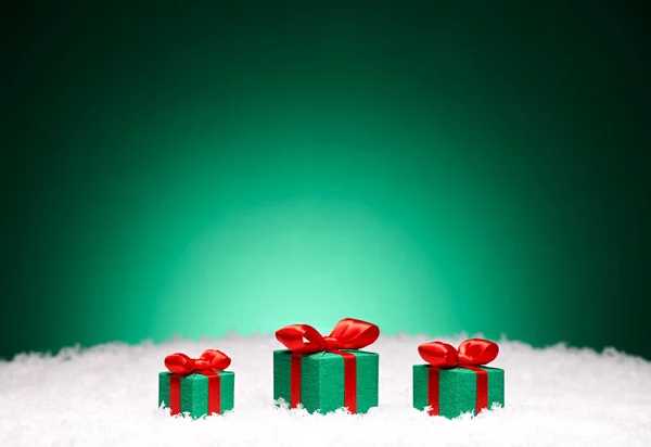 クリスマスカード-雪の中で弓と贈り物 — ストック写真