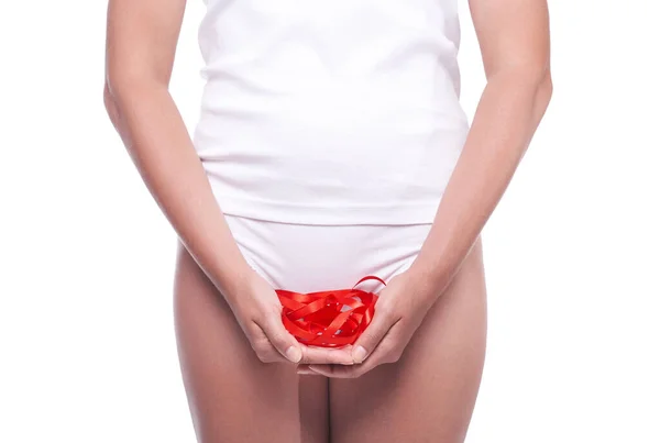 月经周期 一个手上拿着红包的女孩 一个穿着内裤的年轻女人 照顾着健康和身体 背景是白色的 — 图库照片
