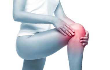 Eklem ağrısı çeken bir kadın, spor diz sakatlığı, iç çamaşırlı genç bir kadın, beyaz bir arka planda sağlık ve vücut bakımı,