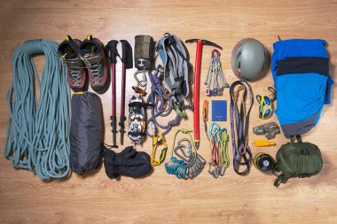 Seyahat önce ahşap bir zemin üzerine tırmanma ekipman