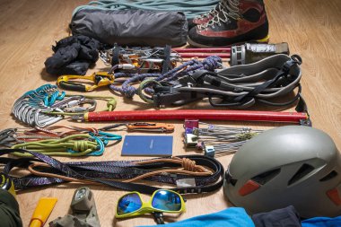 Seyahat önce ahşap bir zemin üzerine tırmanma ekipman