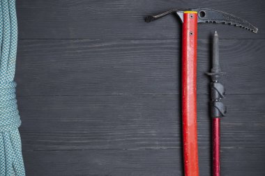 ahşap bir siyah arka plan üzerine tırmanma ekipman