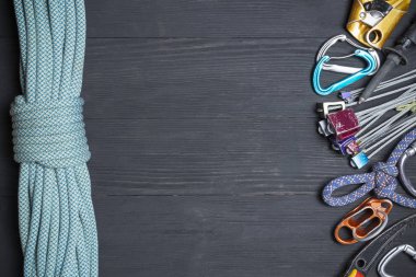 ahşap bir siyah arka plan üzerine tırmanma ekipman