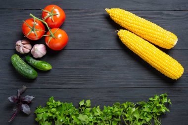 kopya alanı taze sebze ile siyah ahşap zemin