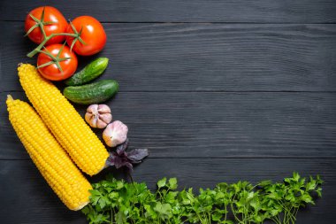 kopya alanı taze sebze ile siyah ahşap zemin