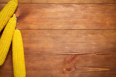 eski ahşap arka plan üzerine corncobs ile