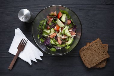 ekmek bir ahşap zemin üzerine taze sebze salatası