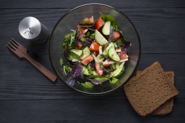 ekmek bir ahşap zemin üzerine taze sebze salatası