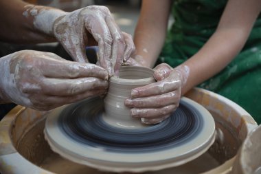 çocuk annesi ile seramik bir geleneksel potter's direksiyona üretir