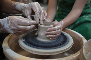 çocuk annesi ile seramik bir geleneksel potter's direksiyona üretir